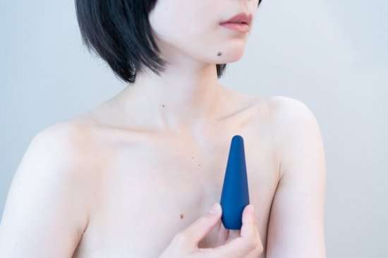 ラブグッズを持った女性