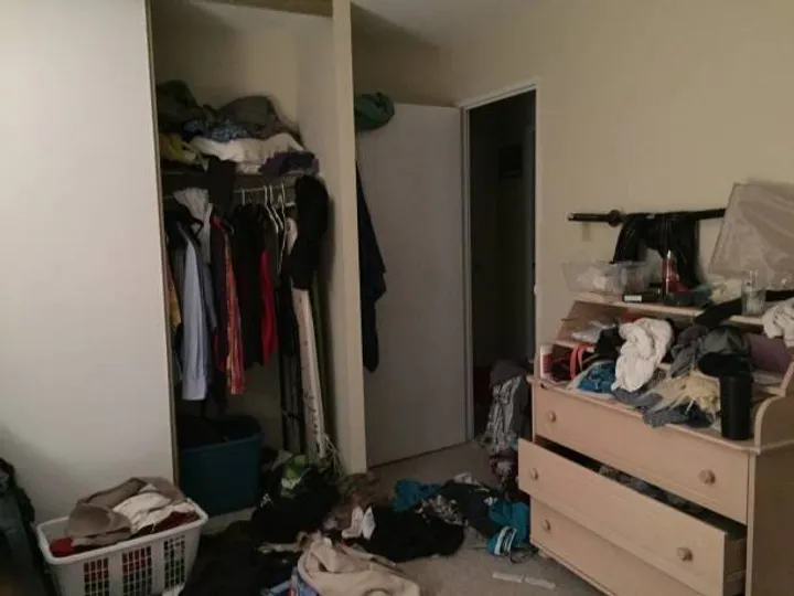 部屋が洋服で散乱してる様子