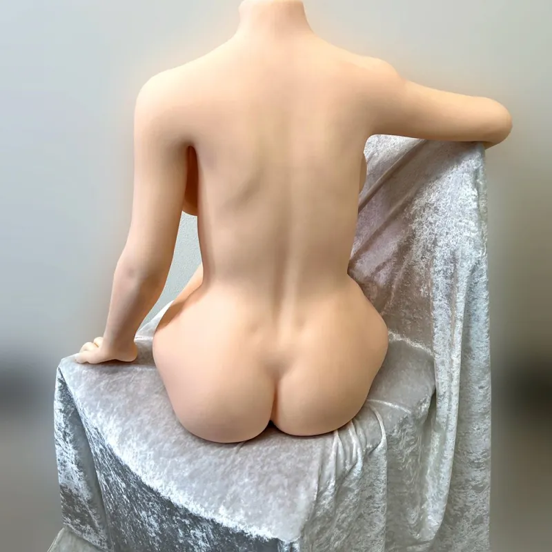 腕付き大型トルソーオナホを椅子に乗せて後ろから撮影した画像