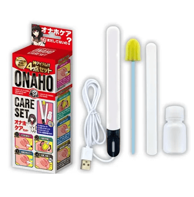 オナホケアセットの内容物。USBウォーマー、スポンジスティック、DRYスティック、保存用パウダーが並んでいる画像。パッケージ箱も写っている。