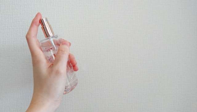 香水を振りかけている画像
