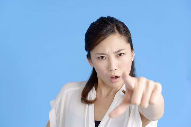 怒る女性の画像