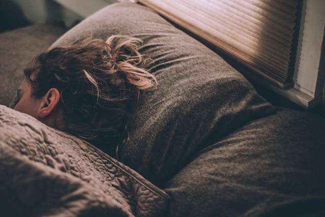 ベットで眠る女性