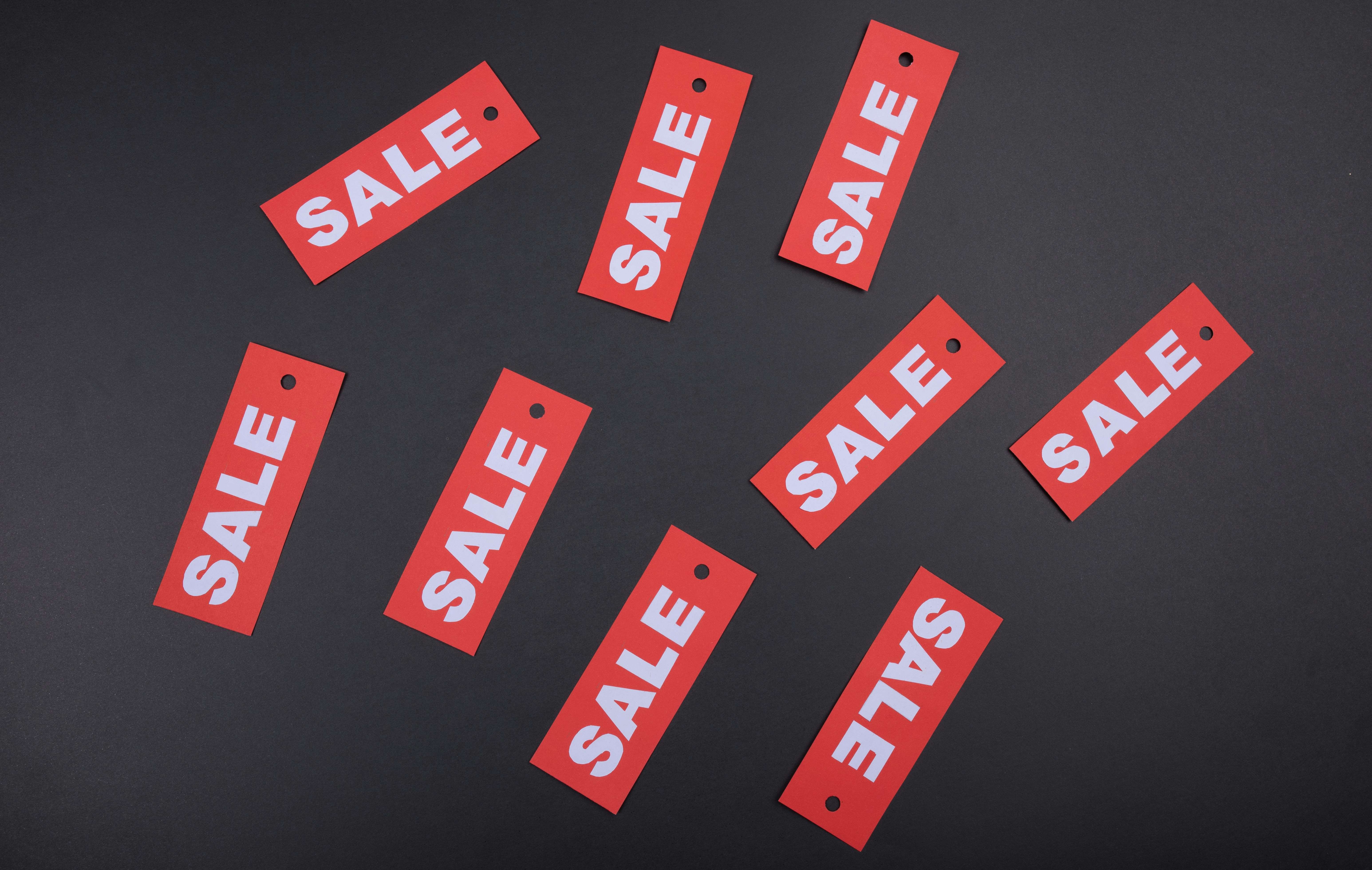 複数の赤いSALEと書かれたタグ