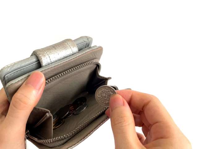 財布からお金を出している画像