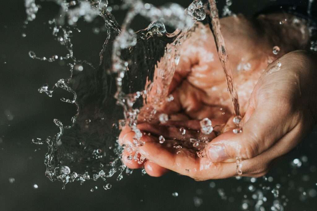 流水で手を清潔に洗う様子